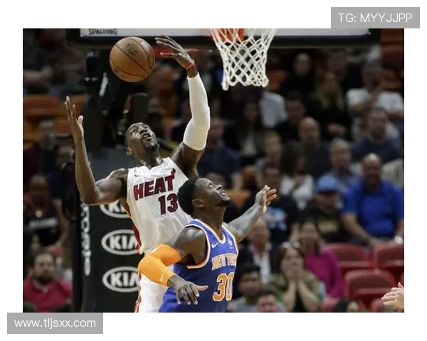 热火与尼克斯激战正酣 双方争夺季后赛关键胜利展开激烈对决 热火与尼克斯激战正酣 双方争夺季后赛关键胜利展开激烈对决